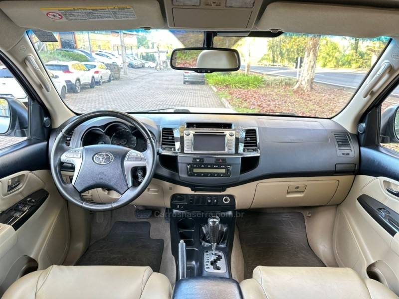 TOYOTA - HILUX SW4 - 2014/2014 - Prata - R$ 149.900,00