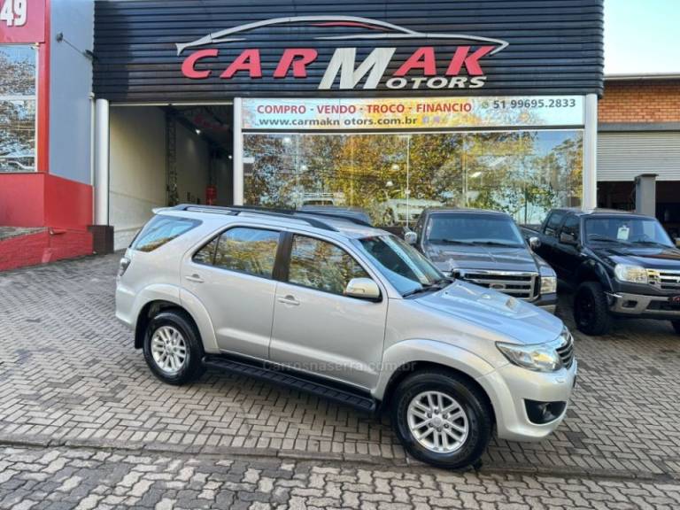 TOYOTA - HILUX SW4 - 2014/2014 - Prata - R$ 149.900,00