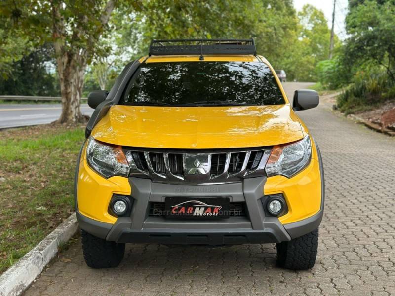 MITSUBISHI - L200 TRITON - 2021/2022 - Amarela - R$ 199.900,00