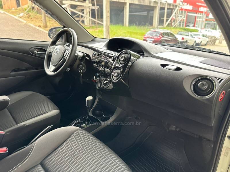 TOYOTA - ETIOS - 2019/2020 - Branca - R$ 72.900,00