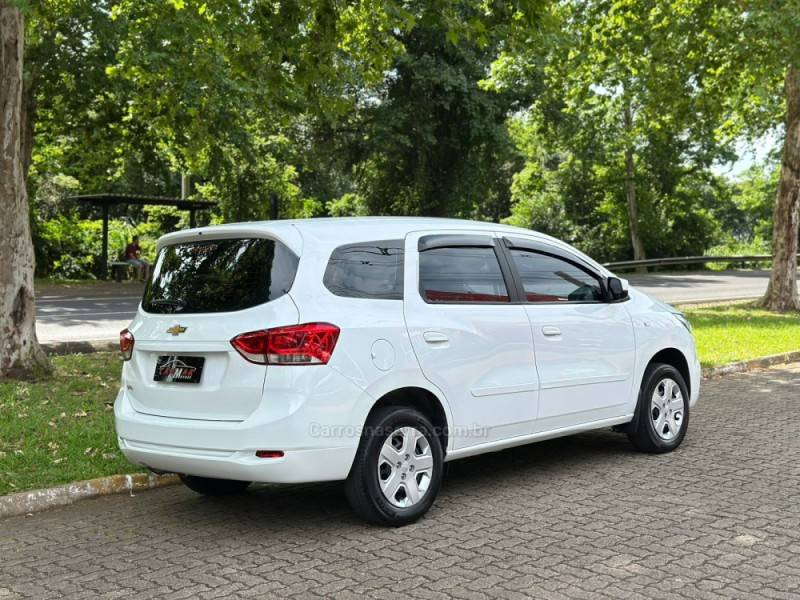 CHEVROLET - SPIN - 2023/2024 - Branca - R$ 84.900,00