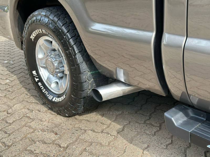 FORD - F-250 - 2001/2001 - Cinza - R$ 239.900,00