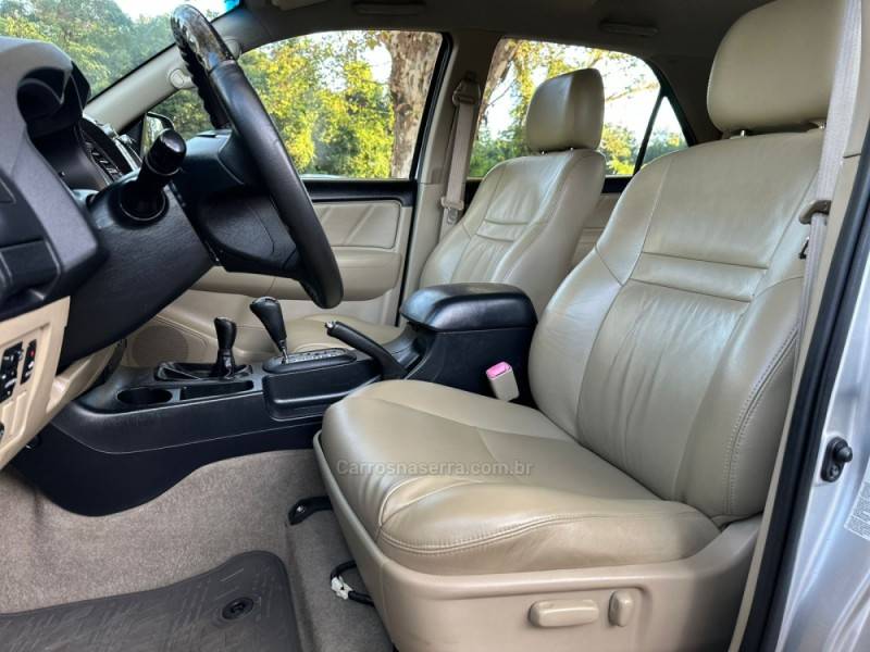 TOYOTA - HILUX SW4 - 2014/2014 - Prata - R$ 149.900,00