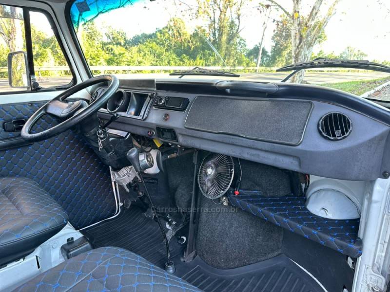 VOLKSWAGEN - KOMBI - 2013/2014 - Branca - R$ 58.900,00