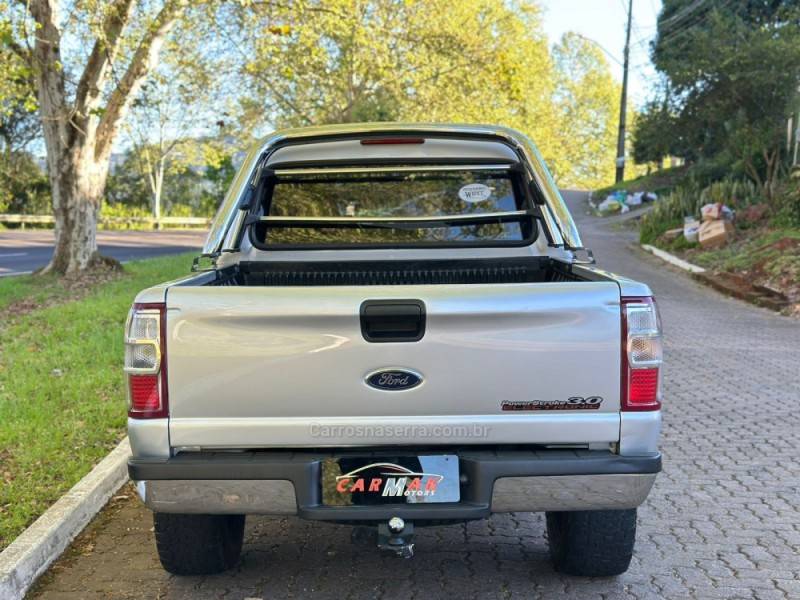 FORD - RANGER - 2010/2011 - Prata - R$ 68.900,00