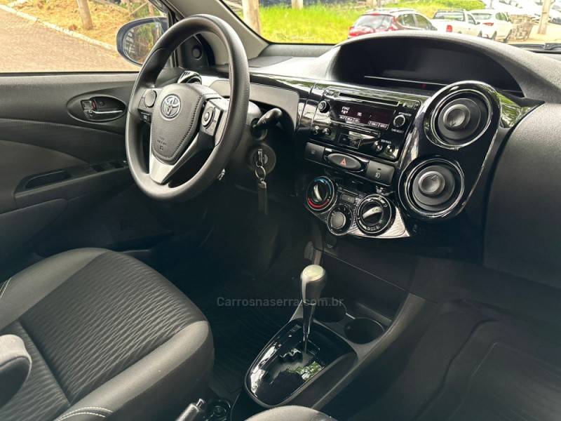 TOYOTA - ETIOS - 2019/2020 - Branca - R$ 72.900,00