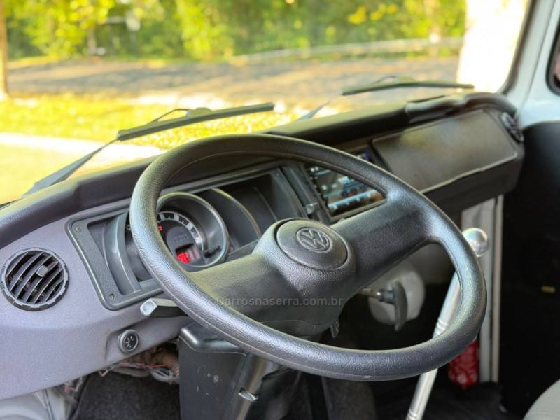 VOLKSWAGEN - KOMBI - 2013/2014 - Branca - R$ 68.900,00