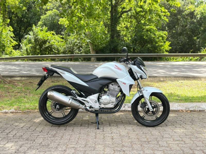 HONDA - CB 300R - 2014/2014 - Branca - R$ 16.900,00