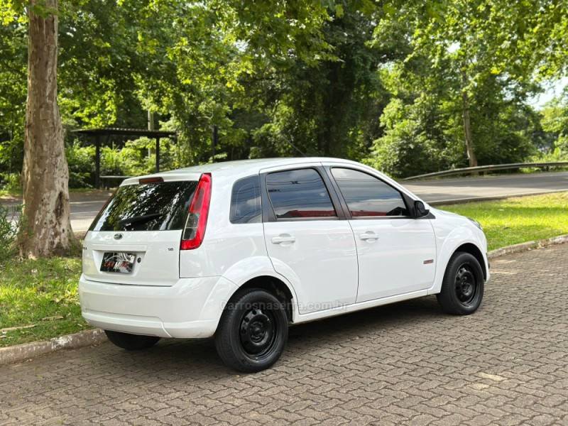 FORD - FIESTA - 2012/2013 - Branca - R$ 34.900,00