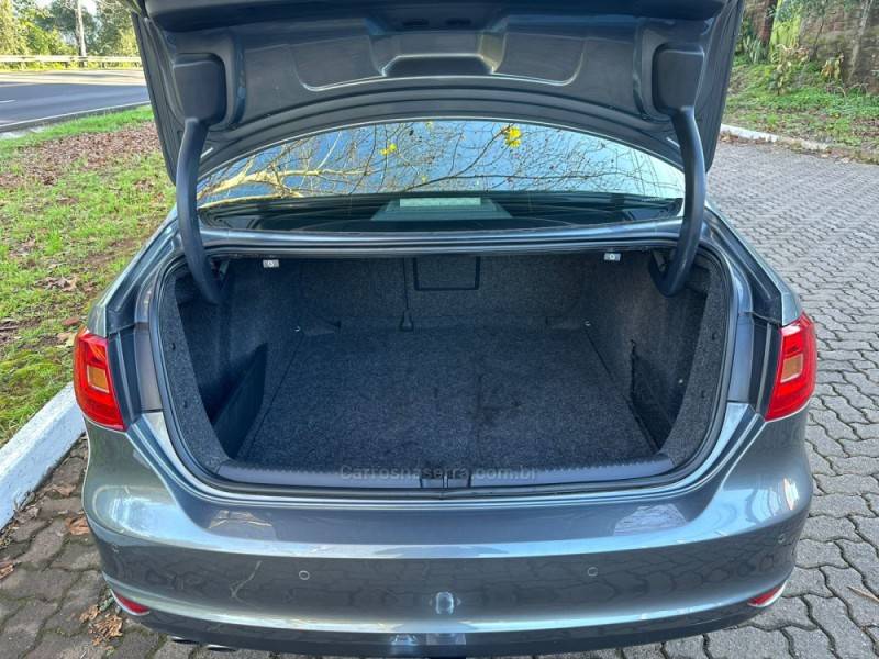 VOLKSWAGEN - JETTA - 2013/2013 - Cinza - R$ 77.900,00