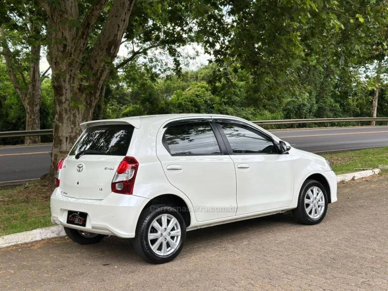 TOYOTA - ETIOS - 2019/2020 - Branca - R$ 72.900,00