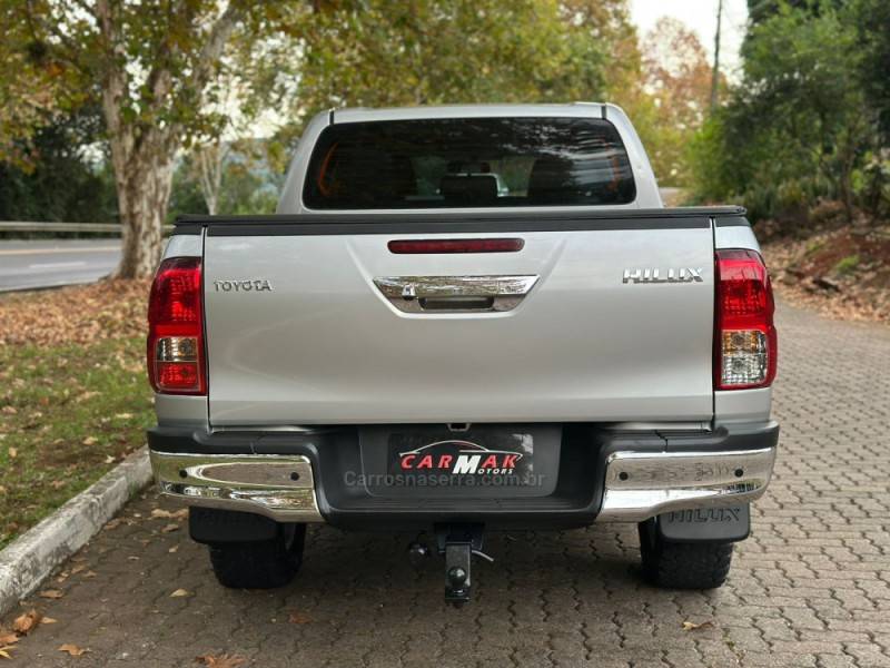TOYOTA - HILUX - 2017/2017 - Prata - R$ 175.900,00