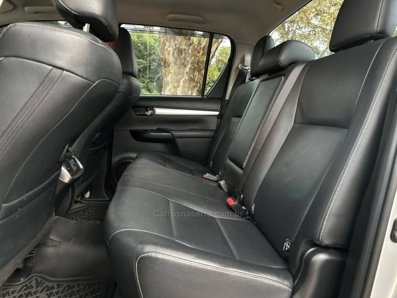 TOYOTA - HILUX - 2017/2017 - Prata - R$ 175.900,00
