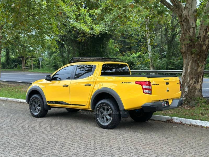 MITSUBISHI - L200 TRITON - 2021/2022 - Amarela - R$ 199.900,00
