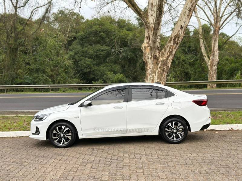 CHEVROLET - ONIX - 2022/2023 - Branca - R$ 78.900,00