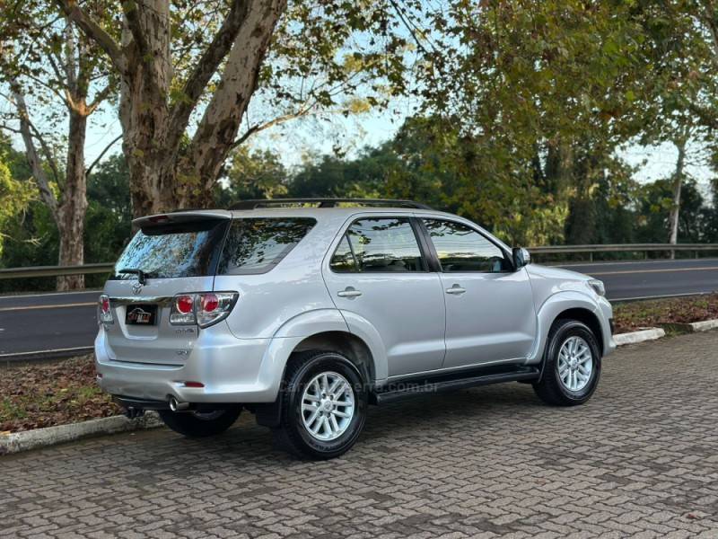 TOYOTA - HILUX SW4 - 2014/2014 - Prata - R$ 149.900,00