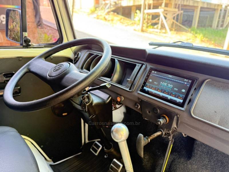 VOLKSWAGEN - KOMBI - 2013/2014 - Branca - R$ 68.900,00