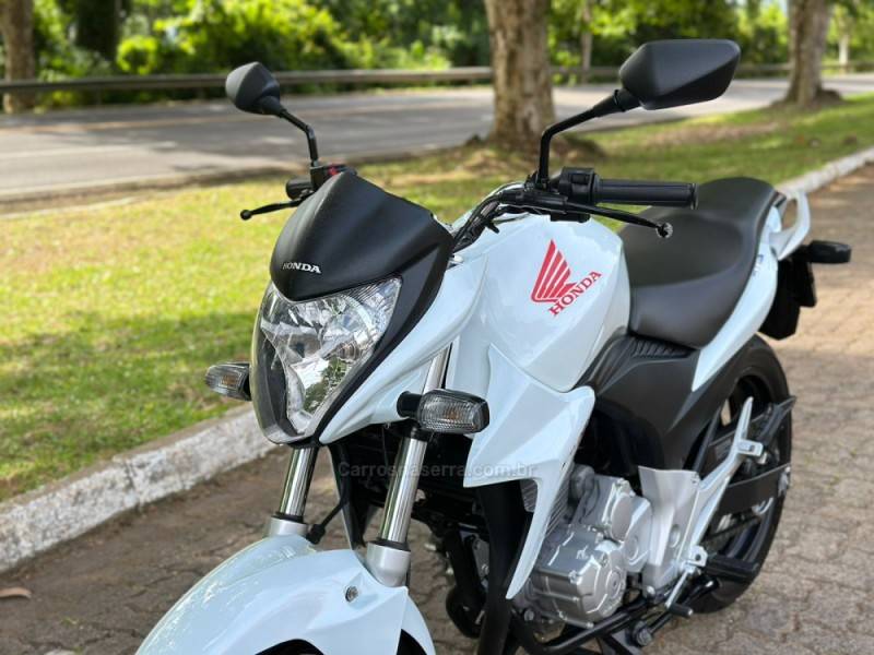 HONDA - CB 300R - 2014/2014 - Branca - R$ 16.900,00