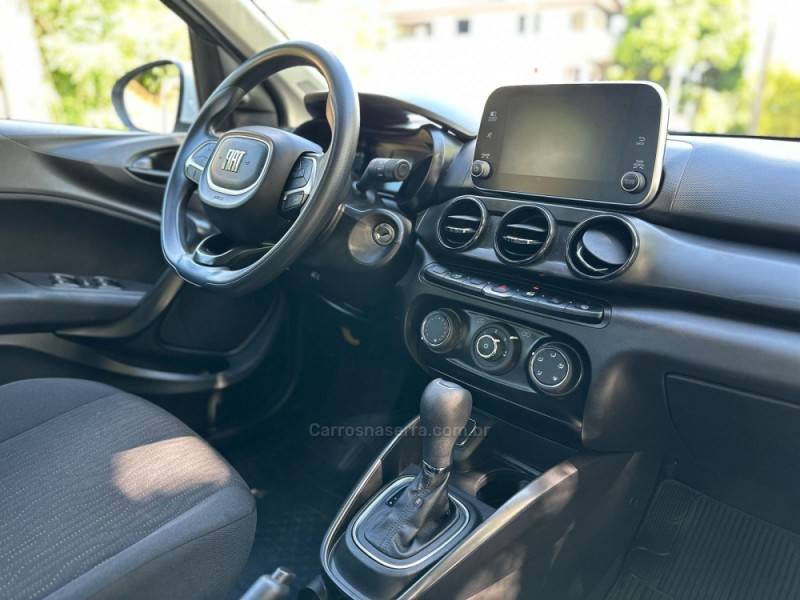 FIAT - CRONOS - 2022/2023 - Branca - R$ 87.900,00