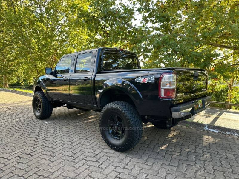 FORD - RANGER - 2010/2011 - Preta - R$ 96.900,00