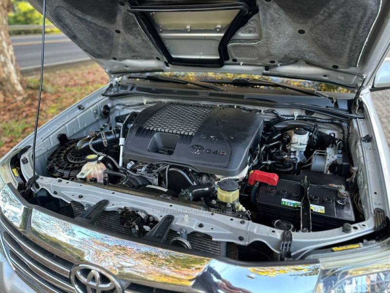 TOYOTA - HILUX SW4 - 2014/2014 - Prata - R$ 149.900,00