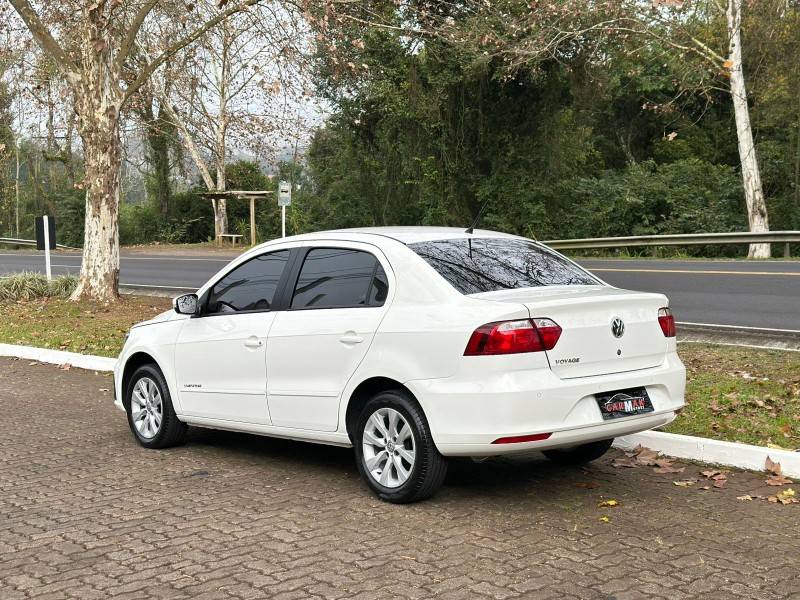 VOLKSWAGEN - VOYAGE - 2017/2018 - Branca - R$ 53.900,00
