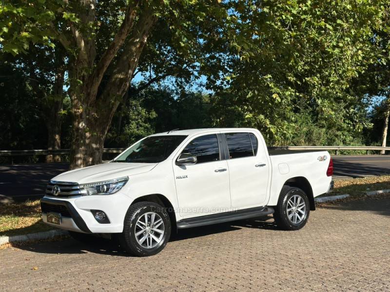 TOYOTA - HILUX - 2017/2018 - Branca - R$ 175.000,00