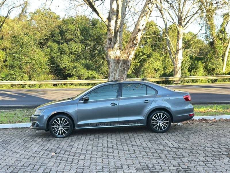 VOLKSWAGEN - JETTA - 2013/2013 - Cinza - R$ 77.900,00