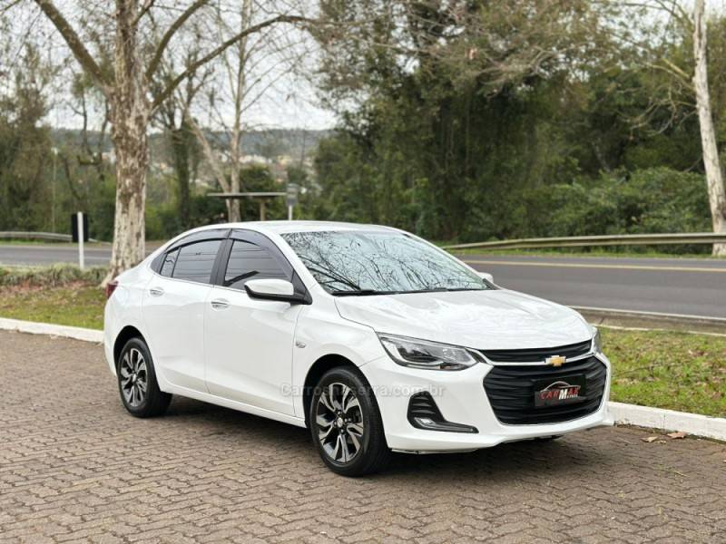 CHEVROLET - ONIX - 2022/2023 - Branca - R$ 78.900,00
