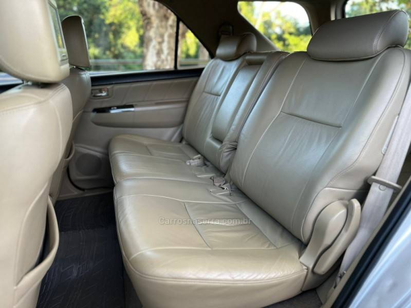 TOYOTA - HILUX SW4 - 2014/2014 - Prata - R$ 149.900,00