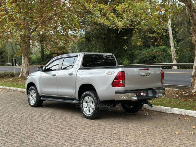 TOYOTA - HILUX - 2017/2017 - Prata - R$ 175.900,00