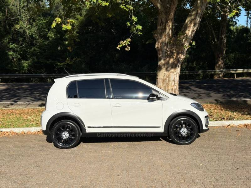 VOLKSWAGEN - UP - 2015/2016 - Branca - R$ 58.900,00
