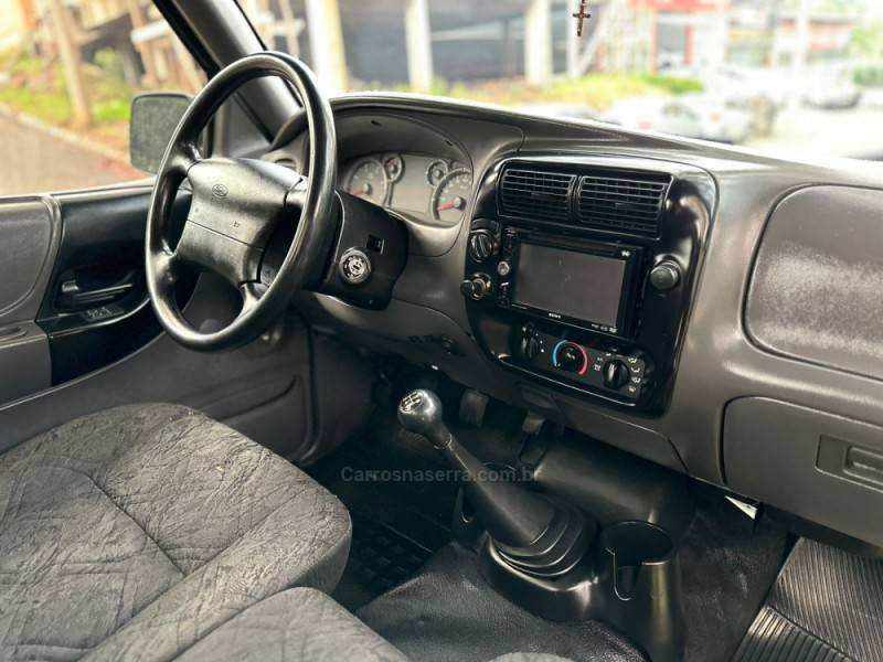 FORD - RANGER - 2005/2005 - Prata - R$ 65.900,00