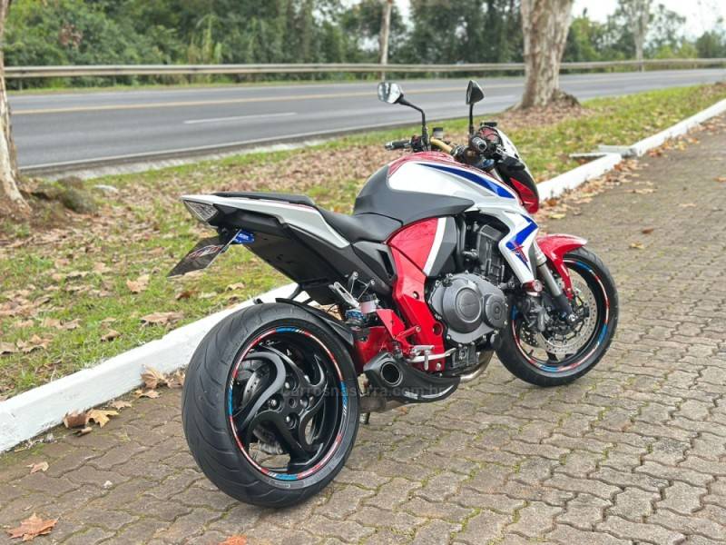 HONDA - CB 1000R - 2015/2015 - Vermelha - R$ 54.900,00