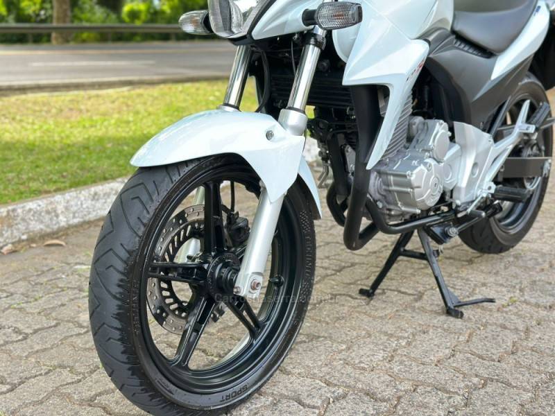 HONDA - CB 300R - 2014/2014 - Branca - R$ 16.900,00