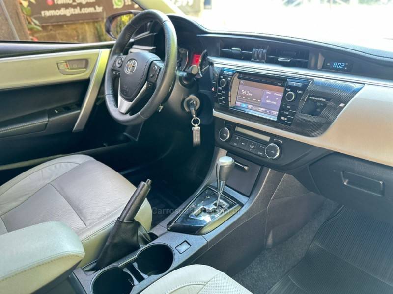 TOYOTA - COROLLA - 2016/2017 - Prata - R$ 94.900,00