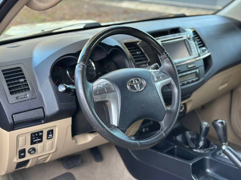 TOYOTA - HILUX SW4 - 2014/2014 - Prata - R$ 149.900,00